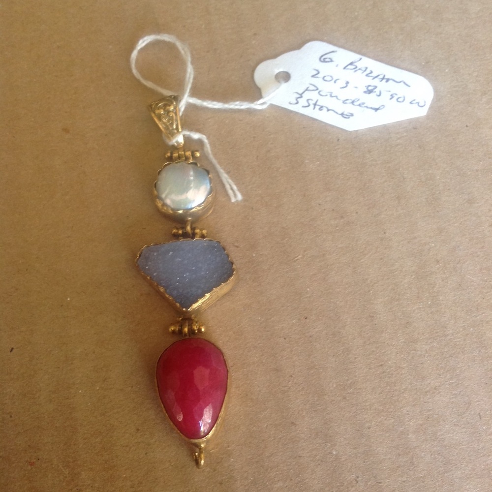 NWT 3 stone pendant